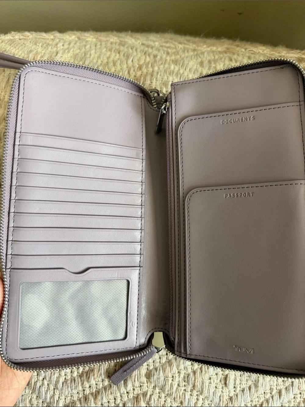 Tumi zip around